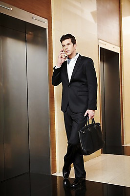 포토 JPG 전신 서양인 외국인 백인 남자 서류가방 비즈니스 호텔 실내 한명 들기 사람 정장 20대 성인 앞모습 스마트폰 걷기 직장인 비즈니스맨 복도 엘리베이터 통화 남자만 남자한명만 성인남자만 청년만 청년남자만 청년남자한명만 성인한명만 성인남자한명만 성인만 국내포토 직업 1 옷 뷰포인트 가방 모션 숙소 인종 청년 내부 핸드폰 스마트기기 파일형식