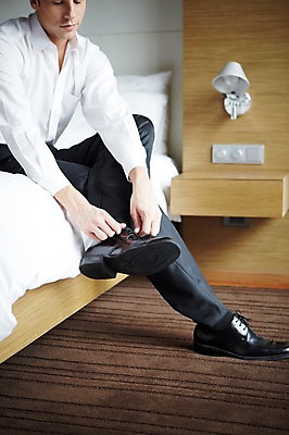 포토 JPG 서양인 외국인 백인 남자 구두 비즈니스 호텔 휴식 실내 한명 사람 앉기 정장 20대 성인 앞모습 하반신 침대 직장인 비즈니스맨 매기 신발끈 남자만 남자한명만 성인남자만 청년만 청년남자만 청년남자한명만 성인한명만 성인남자한명만 성인만 국내포토 직업 1 옷 뷰포인트 가구 신발 컨셉 모션 숙소 인종 청년 내부 파일형식