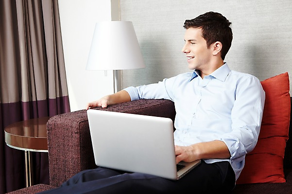 포토 JPG 서양인 외국인 백인 남자 비즈니스 호텔 휴식 전등 실내 한명 미소 사람 앉기 정장 상반신 20대 성인 앞모습 노트북 웹서핑 업무 직장인 비즈니스맨 남자만 남자한명만 성인남자만 청년만 청년남자만 청년남자한명만 성인한명만 성인남자한명만 성인만 국내포토 직업 1 옷 뷰포인트 컨셉 모션 숙소 조명 표정 인종 청년 내부 전자제품 작업 파일형식