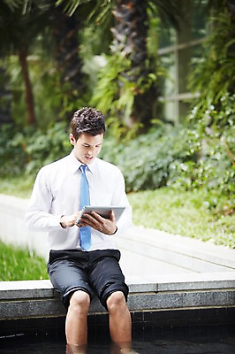 포토 JPG 주간 서양인 외국인 백인 남자 여유 비즈니스 휴식 한명 들기 사람 앉기 정장 상반신 20대 성인 야외 앞모습 태블릿 웹서핑 직장인 비즈니스맨 발담그기 남자만 남자한명만 성인남자만 청년만 청년남자만 청년남자한명만 성인한명만 성인남자한명만 성인만 국내포토 자연요소 직업 1 옷 감정 뷰포인트 컨셉 모션 인종 청년 전자제품 스마트기기 파일형식