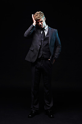 포토 JPG 스튜디오촬영 전신 서양인 외국인 남자 비즈니스 모션 검은배경 스트레스 실내 한명 서기 사람 정장 20대 성인 앞모습 직장인 비즈니스맨 찡그림 두통 청년만 청년남자만 청년남자한명만 성인남자한명만 국내포토 직업 1 옷 뷰포인트 백그라운드 표정 인종 청년 내부 검은색 질병 남자만 남자한명만 성인남자만 성인만 파일형식