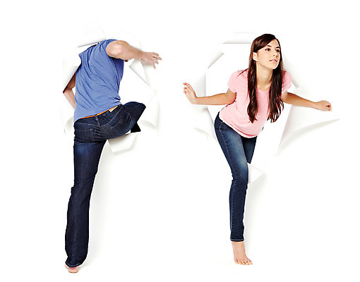 포토 JPG 스튜디오촬영 전신 서양인 외국인 백인 커플 여자 남자 종이 모션 실내 서기 사람 20대 성인 두명 앞모습 뒷모습 하반신 입장 청년만 성인만 뚫기 나오기 국내포토 뷰포인트 관계 인종 청년 내부 파일형식