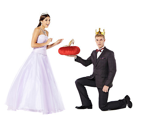 포토 JPG 스튜디오촬영 전신 서양인 외국인 백인 커플 드레스 원피스 여자 남자 구두 모션 왕관 실내 선물 서기 사람 20대 성인 두명 옆모습 우아함 무릎꿇기 티아라 주기 공주님 특별함 청년만 성인만 국내포토 옷 뷰포인트 신발 컨셉 관계 인종 청년 내부 파일형식