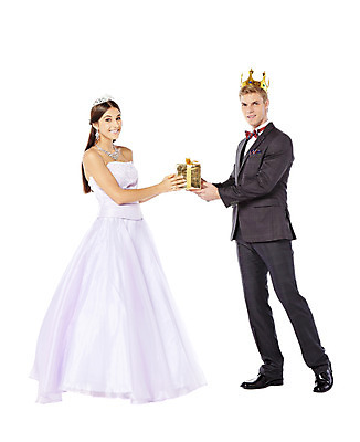 포토 JPG 스튜디오촬영 전신 서양인 외국인 백인 커플 드레스 원피스 여자 남자 모션 왕관 실내 선물 서기 미소 사람 20대 성인 두명 옆모습 우아함 티아라 공주님 특별함 청년만 성인만 국내포토 옷 뷰포인트 컨셉 관계 표정 인종 청년 내부 파일형식