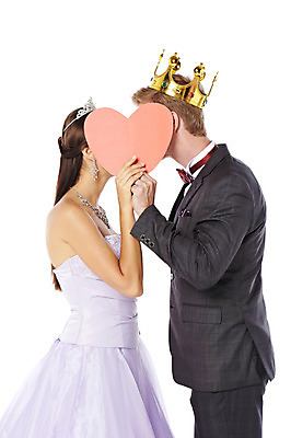 포토 JPG 스튜디오촬영 서양인 외국인 백인 커플 드레스 원피스 여자 남자 모션 왕관 실내 서기 사람 정장 상반신 20대 성인 두명 옆모습 다정 하트 가림 우아함 티아라 공주님 특별함 청년만 성인만 국내포토 모양 옷 뷰포인트 컨셉 관계 인종 청년 내부 파일형식