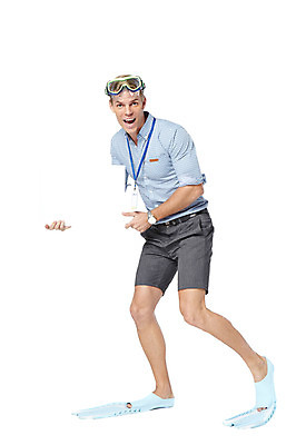 포토 JPG 스튜디오촬영 전신 서양인 외국인 배너 남자 비즈니스 모션 사각프레임 광고판 실내 한명 서기 미소 들기 사람 20대 성인 앞모습 직장인 비즈니스맨 알림 물안경 오리발 사원증 청년만 청년남자만 청년남자한명만 성인남자한명만 국내포토 직업 1 뷰포인트 프레임 알림판 표정 인종 청년 내부 사각형 수영용품 판 남자만 남자한명만 성인남자만 성인만 파일형식