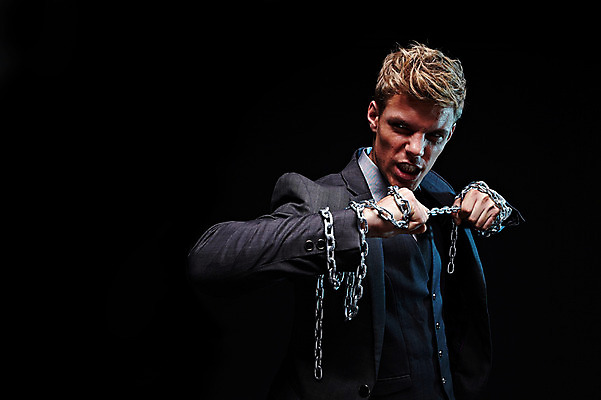 포토 JPG 스튜디오촬영 서양인 외국인 남자 비즈니스 모션 검은배경 실내 한명 서기 들기 사람 상반신 20대 성인 앞모습 직장인 비즈니스맨 찡그림 당기기 쇠사슬 청년만 청년남자만 청년남자한명만 성인남자한명만 국내포토 직업 1 뷰포인트 백그라운드 표정 인종 청년 내부 검은색 남자만 남자한명만 성인남자만 성인만 파일형식