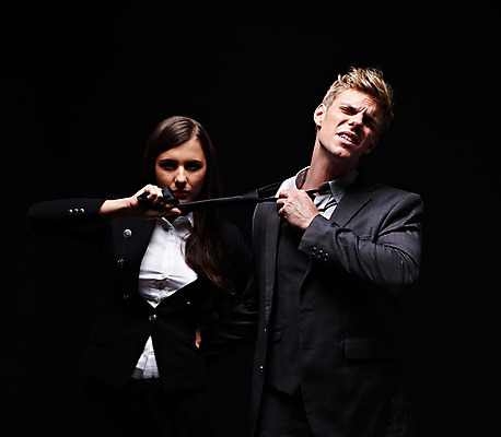 포토 JPG 스튜디오촬영 서양인 외국인 백인 여자 남자 비즈니스 모션 검은배경 넥타이 스트레스 실내 서기 사람 상반신 20대 성인 두명 앞모습 짜증 직장인 비즈니스맨 비즈니스우먼 청년만 성인만 국내포토 직업 잡화 감정 뷰포인트 백그라운드 인종 청년 내부 검은색 파일형식