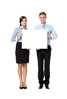 포토 JPG 스튜디오촬영 전신 서양인 외국인 백인 배너 여자 남자 비즈니스 모션 사각프레임 광고판 실내 서기 미소 들기 사람 정장 20대 성인 두명 앞모습 직장인 비즈니스맨 비즈니스우먼 알림 동료 청년만 성인만 국내포토 직업 옷 뷰포인트 관계 프레임 알림판 표정 인종 청년 내부 사각형 판 파일형식