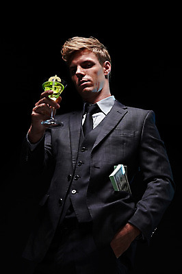 포토 JPG 스튜디오촬영 서양인 외국인 남자 비즈니스 모션 검은배경 실내 한명 서기 들기 사람 정장 상반신 20대 성인 앞모습 달러 칵테일 직장인 비즈니스맨 돈다발 청년만 청년남자만 청년남자한명만 성인남자한명만 국내포토 직업 1 옷 뷰포인트 백그라운드 돈 주류 인종 청년 내부 검은색 남자만 남자한명만 성인남자만 성인만 파일형식