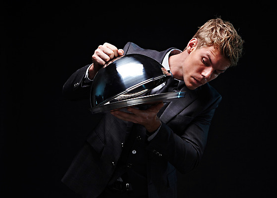 포토 JPG 스튜디오촬영 서양인 외국인 접시 응시 남자 비즈니스 모션 검은배경 실내 한명 서기 들기 사람 상반신 20대 성인 앞모습 커버 직장인 비즈니스맨 청년만 청년남자만 청년남자한명만 성인남자한명만 열어보기 국내포토 직업 1 식기 시선 뷰포인트 백그라운드 인종 청년 내부 검은색 남자만 남자한명만 성인남자만 성인만 파일형식