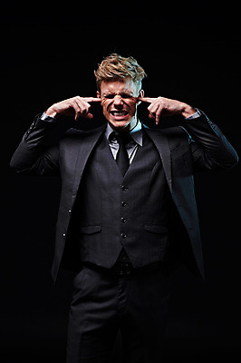 포토 JPG 스튜디오촬영 서양인 외국인 남자 비즈니스 모션 검은배경 실내 표정 한명 서기 사람 손짓 상반신 20대 성인 앞모습 분노 짜증 가리킴 직장인 비즈니스맨 찡그림 청년만 청년남자만 청년남자한명만 성인남자한명만 국내포토 직업 1 감정 뷰포인트 백그라운드 인종 청년 내부 검은색 남자만 남자한명만 성인남자만 성인만 파일형식