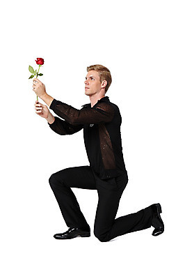 포토 JPG 스튜디오촬영 전신 서양인 외국인 남자 프로포즈 모션 실내 한명 들기 사람 20대 성인 옆모습 섹시 장미 댄서 무릎꿇기 열정 댄스스포츠 청년만 청년남자만 청년남자한명만 성인남자한명만 국내포토 직업 1 꽃 감정 스포츠 뷰포인트 컨셉 인종 청년 내부 남자만 남자한명만 성인남자만 성인만 파일형식