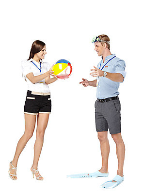 포토 JPG 스튜디오촬영 전신 서양인 외국인 백인 커플 여자 남자 비즈니스 모션 실내 서기 미소 들기 사람 20대 성인 두명 옆모습 직장인 비즈니스맨 비즈니스우먼 비치볼 물안경 오리발 사원증 청년만 성인만 국내포토 직업 뷰포인트 공 관계 바캉스용품 표정 인종 청년 내부 수영용품 파일형식