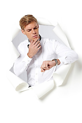 포토 JPG 스튜디오촬영 서양인 외국인 응시 남자 종이 시계 모션 실내 한명 서기 사람 손짓 상반신 20대 성인 앞모습 짜증 청년만 청년남자만 청년남자한명만 성인남자한명만 뚫기 국내포토 1 시선 감정 뷰포인트 인종 청년 내부 남자만 남자한명만 성인남자만 성인만 파일형식