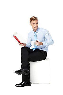 포토 JPG 스튜디오촬영 전신 서양인 외국인 응시 남자 커피 비즈니스 모션 실내 한명 들기 사람 앉기 정장 20대 성인 옆모습 책 독서 다리꼬기 직장인 비즈니스맨 커피잔 청년만 청년남자만 청년남자한명만 성인남자한명만 국내포토 직업 1 시선 옷 음료 뷰포인트 잔 인종 청년 내부 남자만 남자한명만 성인남자만 성인만 파일형식