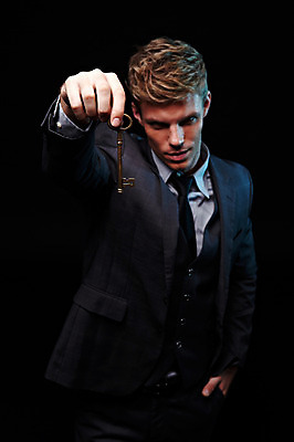 포토 JPG 스튜디오촬영 서양인 외국인 남자 비즈니스 모션 검은배경 열쇠 실내 한명 서기 들기 사람 상반신 20대 성인 앞모습 직장인 비즈니스맨 청년만 청년남자만 청년남자한명만 성인남자한명만 국내포토 직업 1 뷰포인트 백그라운드 인종 청년 내부 검은색 남자만 남자한명만 성인남자만 성인만 파일형식