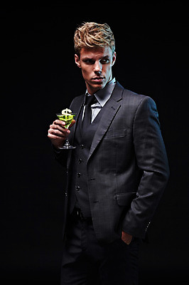 포토 JPG 스튜디오촬영 서양인 외국인 남자 비즈니스 모션 검은배경 실내 한명 서기 들기 사람 상반신 20대 성인 옆모습 달러 칵테일 직장인 비즈니스맨 청년만 청년남자만 청년남자한명만 성인남자한명만 국내포토 직업 1 뷰포인트 백그라운드 돈 주류 인종 청년 내부 검은색 남자만 남자한명만 성인남자만 성인만 파일형식