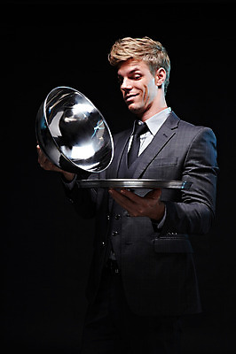 포토 JPG 스튜디오촬영 서양인 외국인 남자 비즈니스 모션 검은배경 쟁반 실내 한명 서기 미소 들기 사람 상반신 20대 성인 앞모습 직장인 비즈니스맨 청년만 청년남자만 청년남자한명만 성인남자한명만 국내포토 직업 1 뷰포인트 백그라운드 표정 인종 청년 내부 검은색 남자만 남자한명만 성인남자만 성인만 파일형식