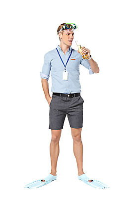 포토 JPG 스튜디오촬영 전신 서양인 외국인 응시 계절 남자 비즈니스 모션 맥주 실내 한명 서기 들기 사람 20대 성인 앞모습 여름 직장인 비즈니스맨 물안경 오리발 사원증 청년만 청년남자만 청년남자한명만 성인남자한명만 국내포토 직업 1 시선 뷰포인트 주류 인종 청년 내부 수영용품 남자만 남자한명만 성인남자만 성인만 파일형식