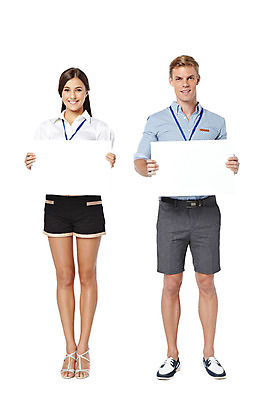 포토 JPG 스튜디오촬영 전신 서양인 외국인 백인 배너 커플 여자 남자 비즈니스 모션 사각프레임 광고판 실내 서기 미소 들기 사람 20대 성인 두명 앞모습 직장인 비즈니스맨 비즈니스우먼 알림 사원증 청년만 성인만 국내포토 직업 뷰포인트 관계 프레임 알림판 표정 인종 청년 내부 사각형 판 파일형식
