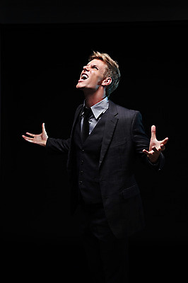 포토 JPG 스튜디오촬영 서양인 외국인 남자 비즈니스 모션 검은배경 실내 한명 서기 사람 정장 손짓 상반신 20대 성인 옆모습 외침 분노 짜증 직장인 비즈니스맨 찡그림 청년만 청년남자만 청년남자한명만 성인남자한명만 국내포토 직업 1 옷 감정 뷰포인트 백그라운드 표정 인종 청년 내부 검은색 소리 남자만 남자한명만 성인남자만 성인만 파일형식