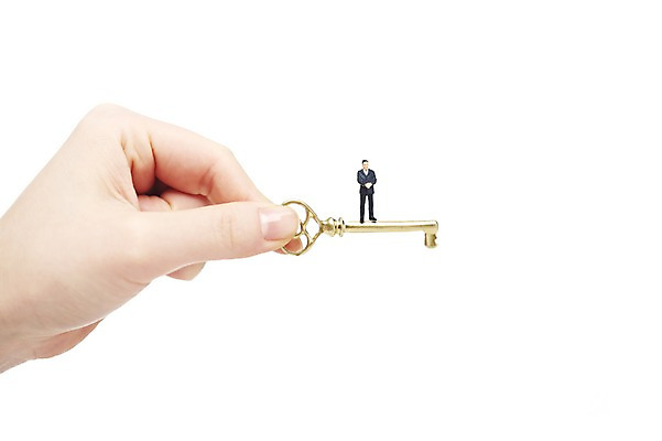 포토 JPG 스튜디오촬영 전신 손 인형 백그라운드 컨셉 열쇠 한손 실내 한명 서기 들기 누끼 신체부위 미니어처 피규어 비즈니스맨 오브젝트 국내포토 1 남자 비즈니스 모션 사람 내부 모형 직장인 파일형식