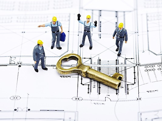 포토 JPG 스튜디오촬영 건축 종이 인형 백그라운드 컨셉 열쇠 설계 노동자 실내 근접촬영 사람없음 아웃포커스 미니어처 피규어 설계도 안전모 오브젝트 작업자 국내포토 직업 뷰포인트 건설업 촬영기법 내부 모형 헬멧 안전장비 파일형식