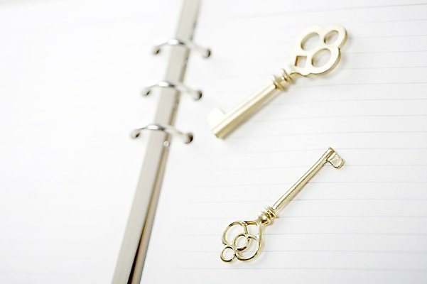 포토 JPG 스튜디오촬영 종이 백그라운드 컨셉 열쇠 실내 근접촬영 사람없음 아웃포커스 다이어리 공책 봄 오브젝트 국내포토 계절 뷰포인트 문구용품 촬영기법 내부 사무용품 파일형식