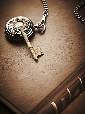 포토 JPG 스튜디오촬영 줄 시계 백그라운드 컨셉 열쇠 실내 근접촬영 사람없음 아웃포커스 책 오브젝트 회중시계 국내포토 뷰포인트 촬영기법 내부 파일형식