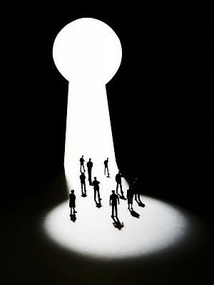 포토 JPG 스튜디오촬영 실루엣 인형 백그라운드 컨셉 열쇠 실내 그림자 근접촬영 사람없음 아웃포커스 빛 미니어처 피규어 구멍 오브젝트 열쇠구멍 국내포토 뷰포인트 촬영기법 내부 모형 파일형식