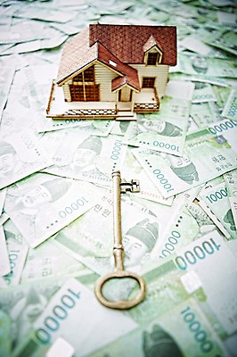 포토 JPG 스튜디오촬영 건축물 백그라운드 컨셉 지폐 돈 열쇠 주택 실내 근접촬영 사람없음 아웃포커스 금융 경제 쌓기 만원 돈다발 오브젝트 국내포토 건축 뷰포인트 모션 촬영기법 내부 건물 재산 파일형식