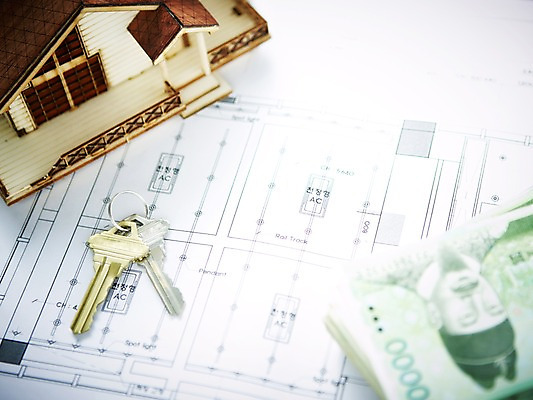 포토 JPG 스튜디오촬영 건축물 종이 백그라운드 컨셉 지폐 돈 열쇠 주택 실내 근접촬영 사람없음 아웃포커스 금융 경제 설계도 고리 오브젝트 열쇠꾸러미 국내포토 건축 뷰포인트 건설업 촬영기법 내부 건물 재산 파일형식