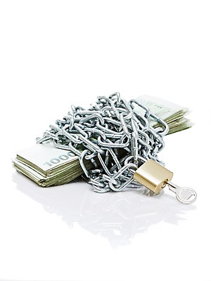 포토 JPG 스튜디오촬영 백그라운드 컨셉 지폐 돈 열쇠 자물쇠 실내 근접촬영 사람없음 아웃포커스 금융 경제 만원 돈다발 쇠사슬 오브젝트 잠금 보안 뭉치 국내포토 뷰포인트 촬영기법 안전 내부 재산 파일형식