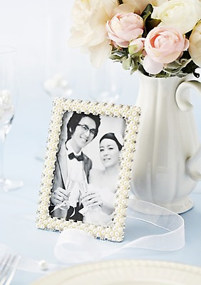 포토 JPG 스튜디오촬영 식물 여자 남자 꽃 리본 신부 액자 신랑 결혼 백그라운드 식탁 탁자 실내 웃음 사람 근접촬영 상반신 성인 두명 아웃포커스 장식 꽃병 상차림 준비 웨딩테이블 기념사진 성인만 국내포토 뷰포인트 가구 촬영기법 표정 이벤트 내부 파일형식