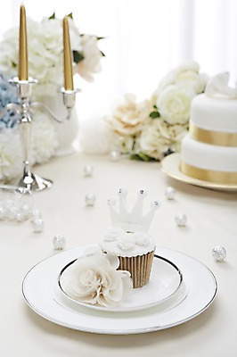 포토 JPG 스튜디오촬영 그릇 접시 꽃 결혼 백그라운드 초 식탁 탁자 실내 근접촬영 사람없음 아웃포커스 장식 상차림 컵케이크 구슬 준비 촛대 코사지 웨딩테이블 국내포토 식물 식기 뷰포인트 가구 장신구 촬영기법 이벤트 내부 케이크 파일형식