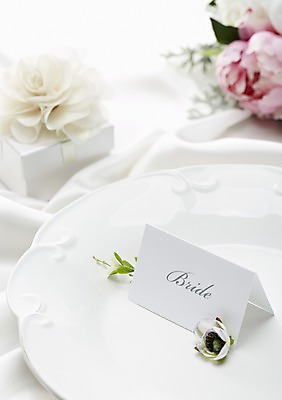 포토 JPG 스튜디오촬영 식물 그릇 식기 접시 꽃 종이 결혼 백그라운드 식탁 탁자 실내 근접촬영 사람없음 아웃포커스 장식 식탁보 메모지 상차림 준비 코사지 웨딩테이블 국내포토 뷰포인트 가구 장신구 촬영기법 이벤트 내부 사무용품 파일형식