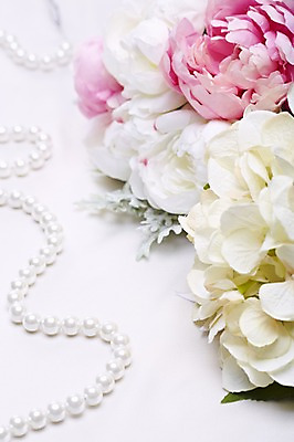 포토 JPG 스튜디오촬영 식물 꽃 결혼 백그라운드 목걸이 장신구 식탁 탁자 실내 근접촬영 사람없음 아웃포커스 장식 상차림 보석 준비 진주 진주목걸이 웨딩테이블 국내포토 뷰포인트 가구 촬영기법 이벤트 내부 광석 진주_보석 파일형식