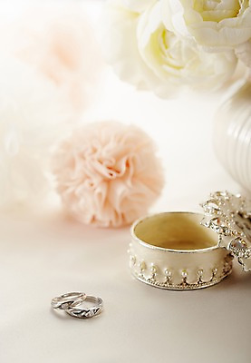 포토 JPG 스튜디오촬영 꽃 결혼 백그라운드 식탁 탁자 실내 통 근접촬영 사람없음 아웃포커스 장식 반지 상차림 보석 준비 결혼반지 커플반지 코사지 웨딩테이블 보석함 국내포토 식물 뷰포인트 가구 장신구 촬영기법 이벤트 내부 광석 파일형식