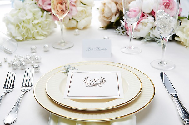 포토 JPG 스튜디오촬영 식물 그릇 식기 접시 꽃 결혼 백그라운드 포크 와인잔 식탁 탁자 잔 실내 근접촬영 사람없음 아웃포커스 장식 나이프 상차림 구슬 준비 냅킨 웨딩테이블 국내포토 뷰포인트 가구 술잔 촬영기법 이벤트 내부 칼 파일형식