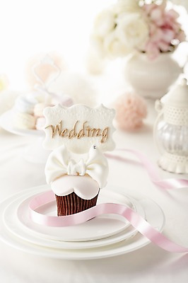 포토 JPG 스튜디오촬영 식물 그릇 식기 접시 꽃 리본 결혼 백그라운드 식탁 탁자 실내 근접촬영 사람없음 아웃포커스 장식 케이크 꽃병 상차림 컵케이크 준비 코사지 웨딩테이블 국내포토 뷰포인트 가구 장신구 디저트 촬영기법 이벤트 내부 파일형식