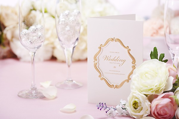 포토 JPG 스튜디오촬영 식물 꽃 종이 결혼 백그라운드 식탁 탁자 잔 실내 근접촬영 사람없음 아웃포커스 장식 컵 상차림 구슬 준비 청첩장 샴페인잔 초대장 웨딩테이블 국내포토 카드프레임 식기 뷰포인트 가구 술잔 카드_감사 프레임 촬영기법 이벤트 내부 파일형식