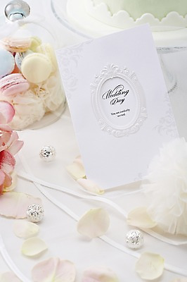 포토 JPG 스튜디오촬영 꽃잎 꽃 종이 음식 빵 결혼 백그라운드 식탁 탁자 실내 근접촬영 사람없음 아웃포커스 장식 상차림 구슬 준비 청첩장 초대장 마카롱 웨딩테이블 국내포토 카드프레임 식물 뷰포인트 가구 디저트 카드_감사 프레임 촬영기법 이벤트 내부 파일형식