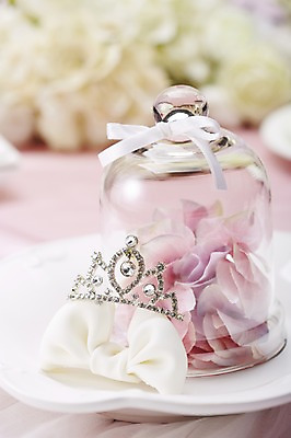 포토 JPG 스튜디오촬영 그릇 식기 접시 꽃 리본 결혼 백그라운드 장신구 식탁 탁자 왕관 실내 근접촬영 사람없음 아웃포커스 장식 뚜껑 상차림 보석 티아라 준비 코사지 웨딩테이블 국내포토 식물 뷰포인트 가구 촬영기법 이벤트 내부 광석 파일형식