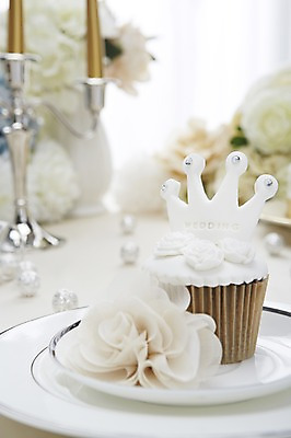 포토 JPG 스튜디오촬영 그릇 식기 접시 꽃 음식 결혼 백그라운드 초 식탁 탁자 실내 근접촬영 사람없음 아웃포커스 장식 케이크 상차림 컵케이크 구슬 준비 촛대 코사지 웨딩테이블 국내포토 식물 뷰포인트 가구 장신구 디저트 촬영기법 이벤트 내부 파일형식