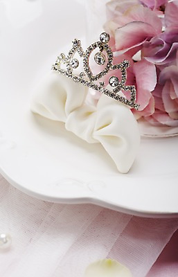 포토 JPG 스튜디오촬영 그릇 식기 접시 꽃 리본 결혼 백그라운드 장신구 식탁 탁자 왕관 실내 근접촬영 사람없음 아웃포커스 장식 상차림 보석 티아라 준비 코사지 웨딩테이블 국내포토 식물 뷰포인트 가구 촬영기법 이벤트 내부 광석 파일형식