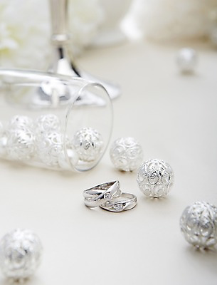 포토 JPG 스튜디오촬영 결혼 백그라운드 장신구 식탁 탁자 잔 실내 근접촬영 사람없음 아웃포커스 장식 컵 반지 상차림 보석 구슬 준비 결혼반지 커플반지 웨딩테이블 국내포토 식기 뷰포인트 가구 촬영기법 이벤트 내부 광석 파일형식