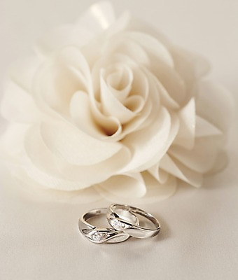 포토 JPG 스튜디오촬영 꽃 결혼 백그라운드 장신구 식탁 탁자 실내 근접촬영 사람없음 아웃포커스 장식 반지 상차림 보석 준비 결혼반지 커플반지 코사지 웨딩테이블 국내포토 식물 뷰포인트 가구 촬영기법 이벤트 내부 광석 파일형식