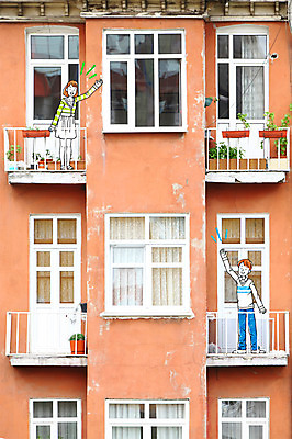 전신 PSD 식물 편집 편집이미지 라이프스타일 건축물 여자 남자 화분 화초 백그라운드 창문 포토일러 주택 합성일러스트 서기 사람 손짓 성인 두명 라이프 손들기 발코니 인사 커튼 디지털합성 편집일러스트 이웃 성인만 이미지편집 건축 모션 건물 생활 예절 파일형식