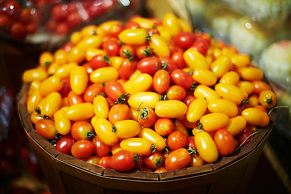 포토 JPG 스튜디오촬영 음식 백그라운드 채소 식재료 재료 방울토마토 실내 통 근접촬영 사람없음 아웃포커스 농작물 쌓기 신선 대추토마토 국내포토 뷰포인트 농업 토마토 모션 촬영기법 내부 파일형식